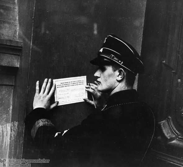 Ein SS-Mann unterzeichnet die Eidesformel auf Hitler zum Anlass einer Großkundgebung zum Volkstrauertag (25. Februar 1934)